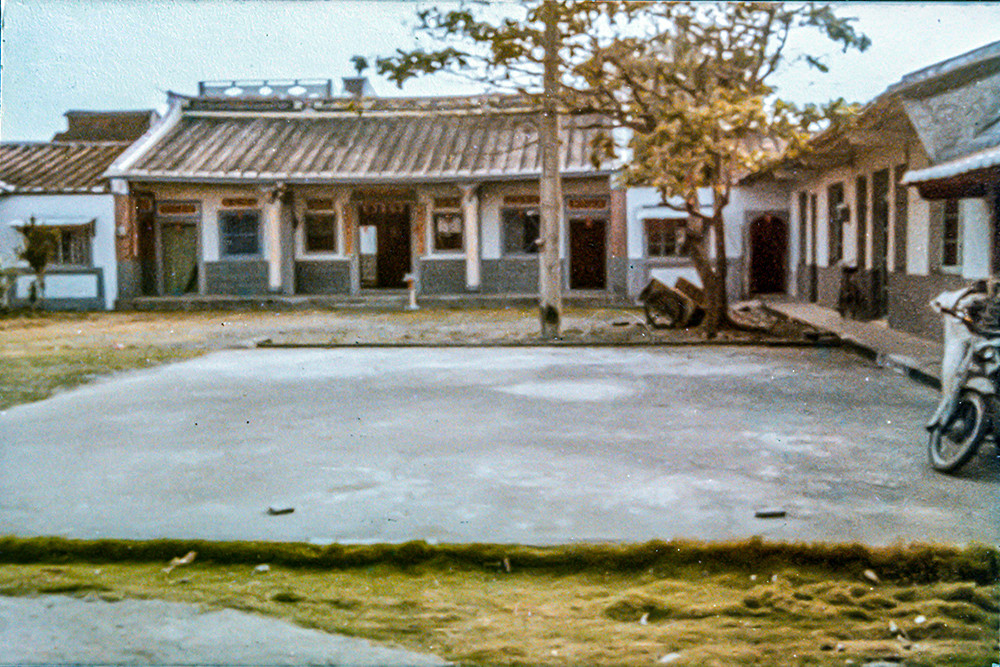 座落於月眉里的「黃家伙房」至今已逾百年歷史，此照攝於1982年春節。(圖片提供/蕭淑琴；翻拍/黃敬文)