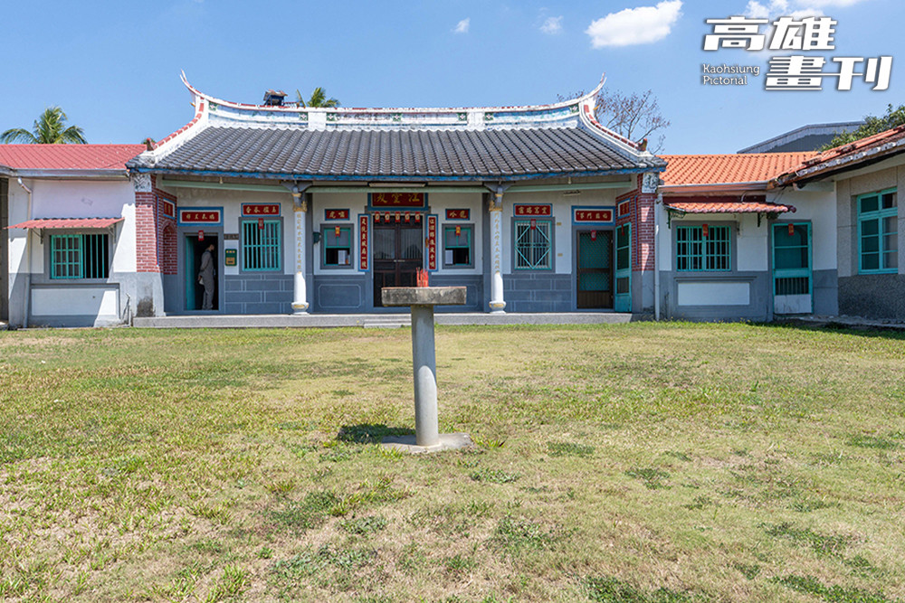 圖為黃家伙房現況，黃家子孫近年自籌經費修繕伙房，並依「螃蟹穴」風水格局將祖堂屋頂更換為灰瓦，在維持傳統風貌之餘延續家族文化與信仰。(攝影/黃敬文)