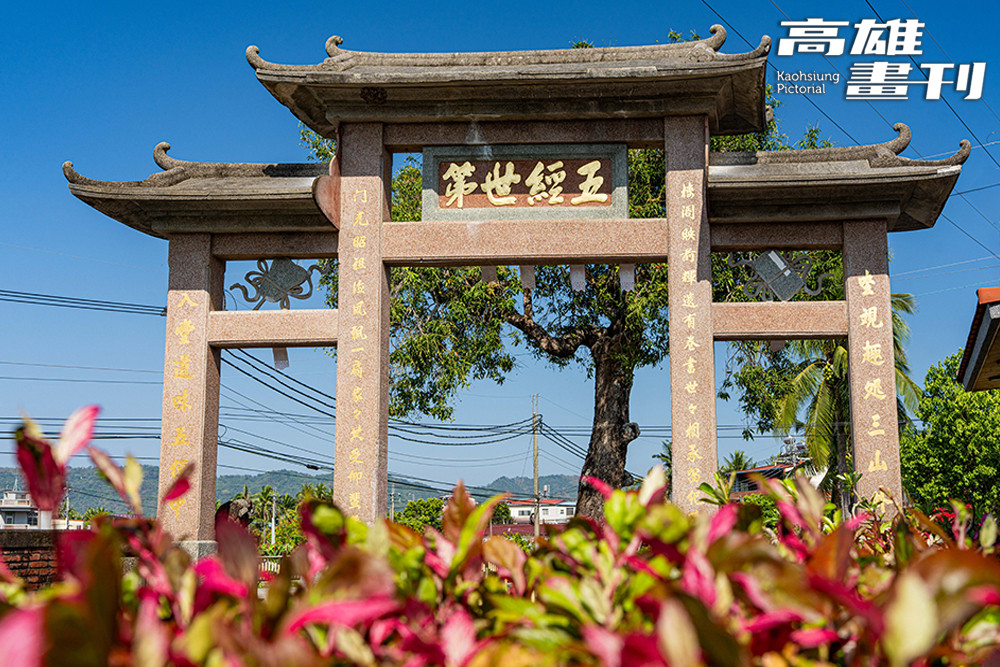 黃家伙房入口的牌樓是保存最完整的客家牌樓之一。(上：攝影/Cindy Lee；中、下圖：攝影/黃敬文)