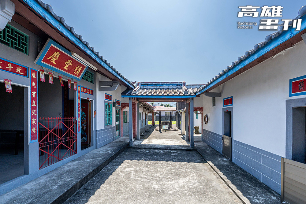 三合院是中國傳統房屋的基本樣式，一般由「一堂二橫」組成。隨著家族人口增加，多數大戶人家會縱向擴建院落，形成二進、三進、四進等多重合院。黃家伙房即為二進多重合院的典型範例。(攝影/黃敬文)