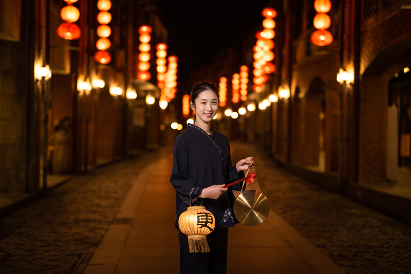 煙波獨家策畫「夜遊解謎」活動，邀旅人在入夜後戲遊紅燈巷陌。(圖 / 煙波花時間宜蘭傳藝)