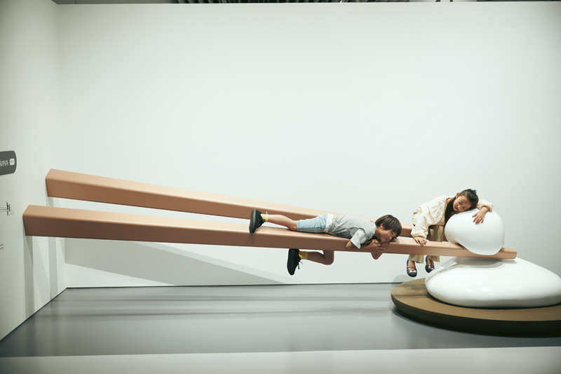 《被吃掉的心情》（plaplax，2025）於TOKYO NODE「Design Ah! Exhibition neo」展覽現場，2025年 攝影：Keisuke Kitamura。