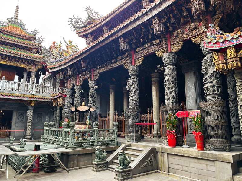 祖師廟不僅為臺灣宗教百景之一，立體的藝術史博物館。自1947年起，在藝術家李梅樹的主持下，廟宇融合東西方藝術，被譽為「東方藝術殿堂」。