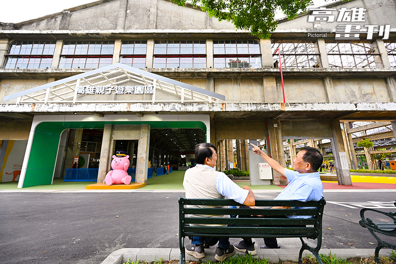臺鐵人張簡坤國（右）、黃基哲（左）重返熟悉的土地，猶如回到第二個家。看著昔日敲打修車的場域如今傳來孩子歡笑聲，兩人見證高雄機廠跨越半世紀的時代變遷。(攝影/Carter)