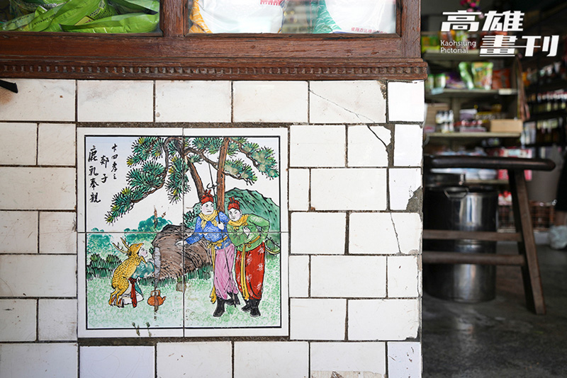 百年雜貨店「震興商號」，店門展示櫃也珍藏一塊手繪磁磚，畫中二十四孝鹿乳奉親的故事生動細緻。(攝影/Cindy Lee)