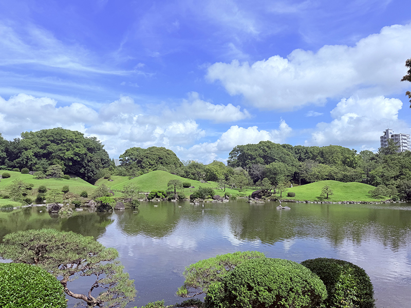 水前寺成趣園池泉庭園全景