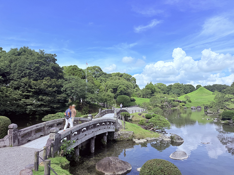 庭園石橋、築山與池畔風景